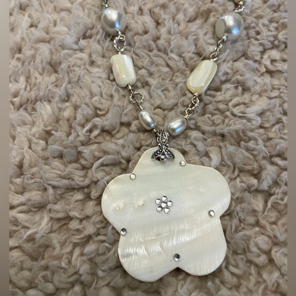 Vintage Pearl & FLOWER necklace with RHINESTONES White with silver chain - Picture 2 of 10